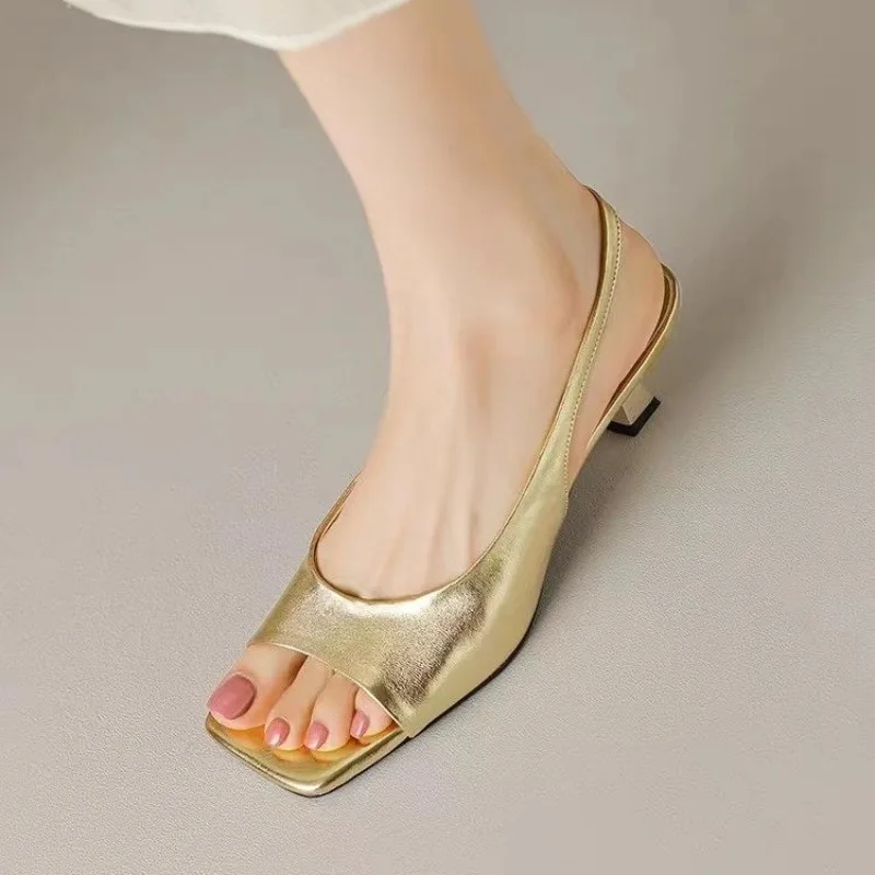 Damen Sandalen für Büroarbeit offene Zehen mit niedrigen Absätzen Gold Damenschuhe sexy römischen Stil schick und elegant Großhandel Korea oder f