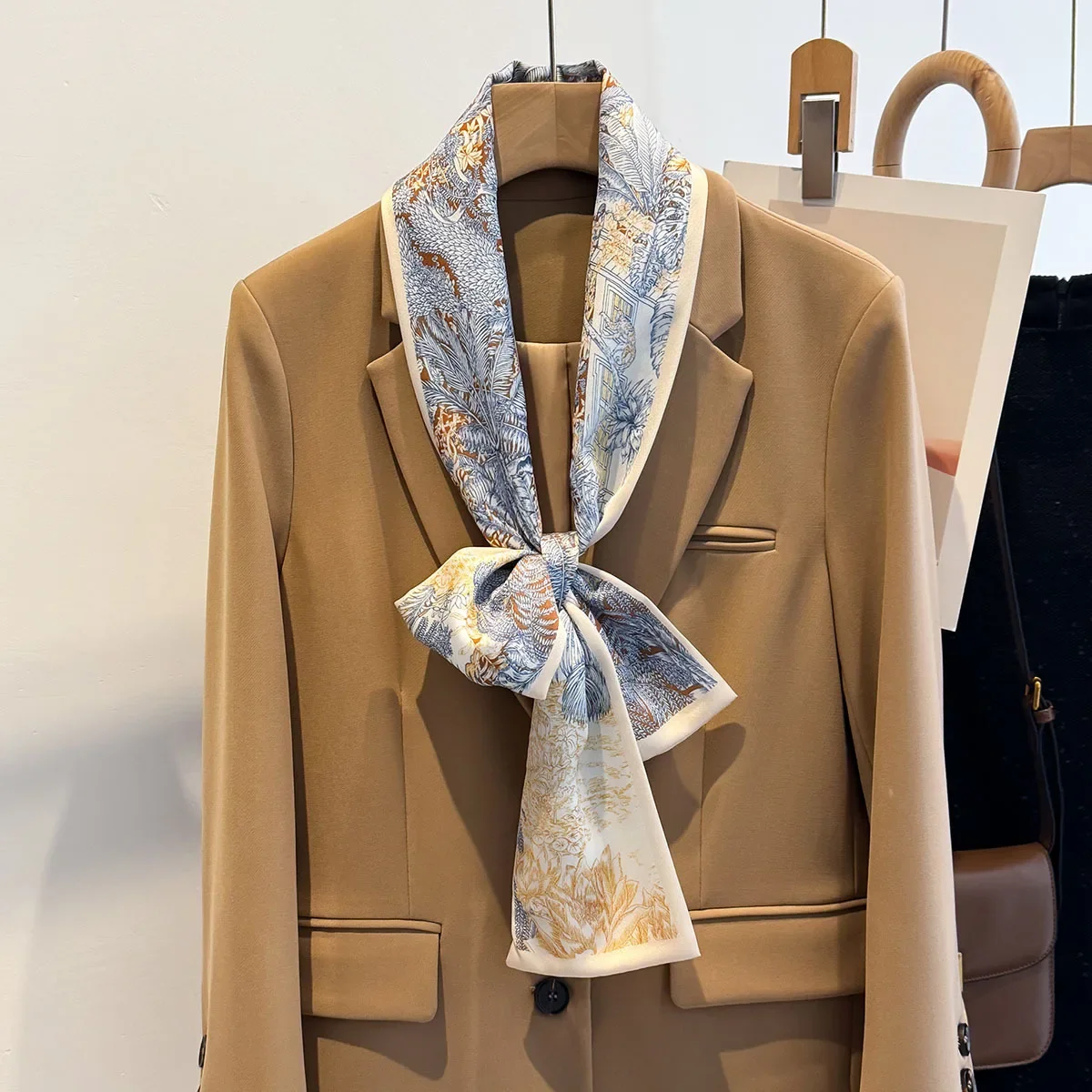 Luxus Design Schal Für Frauen Weiche Satin Stirnband Halstuch Foulard Weibliche Haar Schals Krawatte Dame Dünne Schals Image