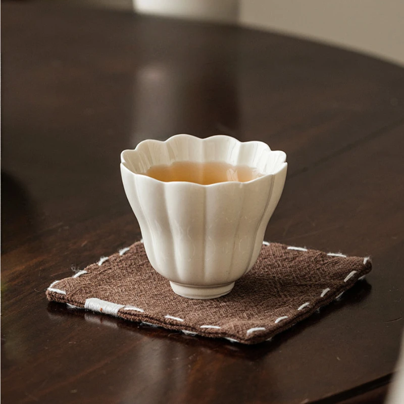 Handgefertigte Keramik-Teetasse aus Keramik mit pflanzlicher Ascheglasur und Spitzenbesatz – minimalistische Kungfu-Teeset-Tasse für Aroma-Verkostung, elegante Teetasse Image