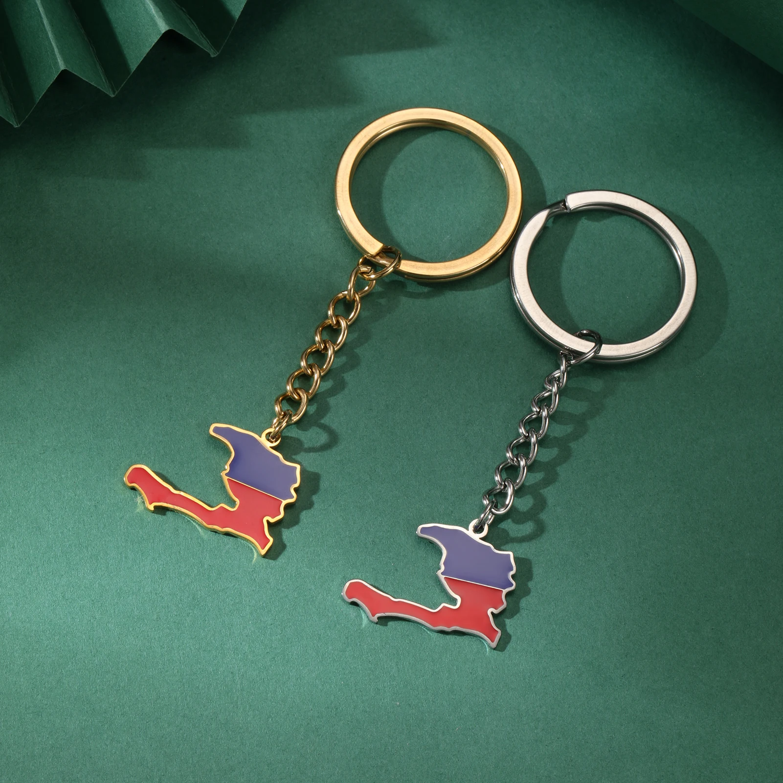Skyrim farbiger Tropföl-Haiti-Karten-Anhänger, Schlüsselanhänger, Edelstahl, Herren- und Damen-Schlüsselanhänger mit Nationalflagge, patriotischer Schmuck Image