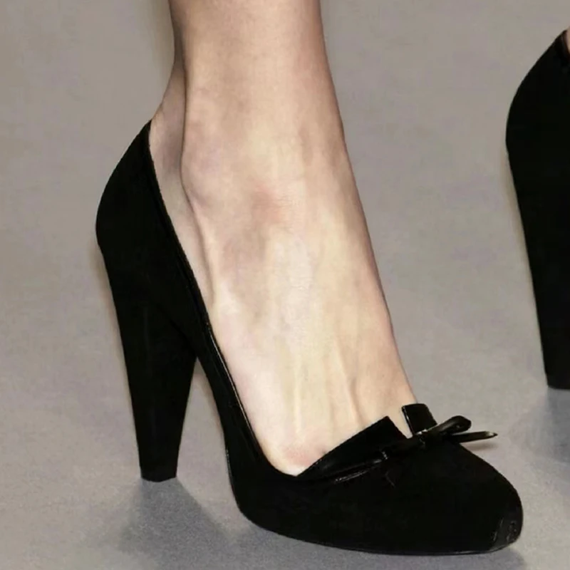 Schwarze Vintage-Schleifenpumps, Spike-High-Heels, runde Zehen, Wildleder-Obermaterial, einzigartige, elegante Damen-Sommer-Slip-On, lässige Büro-Damenschuhe