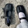 Sommer-Schuhe in Rotbraun, Tabi-Mary-Jane für Damen, schwarze flache Schuhe, geteilte Zehenschnalle, 2025, Retro, schlicht, modisch, Größe 39, geteilte Zehenschuhe