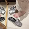 Schuhe für Damen, sexy, mit Schleife, flache Damen-Pantoletten, Hausschuhe, silberne Sandalen, wasserdicht, kleine Größe, schick und elegant, rutschfest, 39-Slides