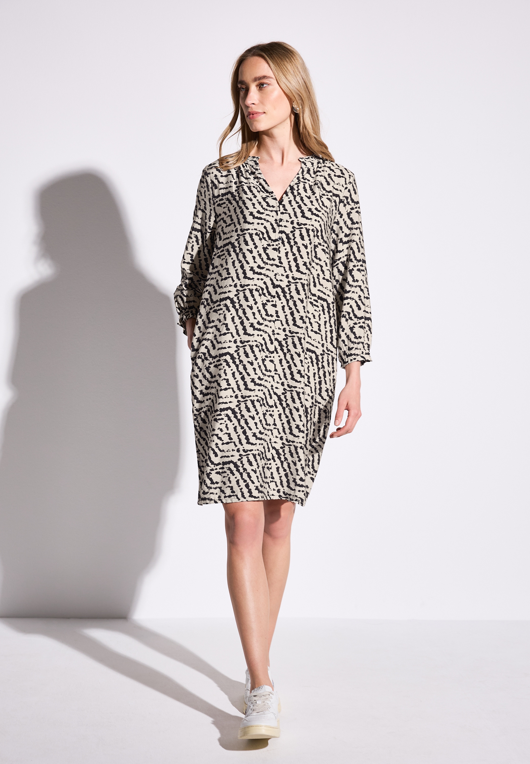 Blusenkleid STREET ONE, Damen, Gr. 42, EURO-Größen, beige (moonstone sand), Stoff, 88% Viskose, 12% Polyamid, gemustert, comfort fit knielang, Rundhals, Bündchen, Kleider Blusenkleid, knielang