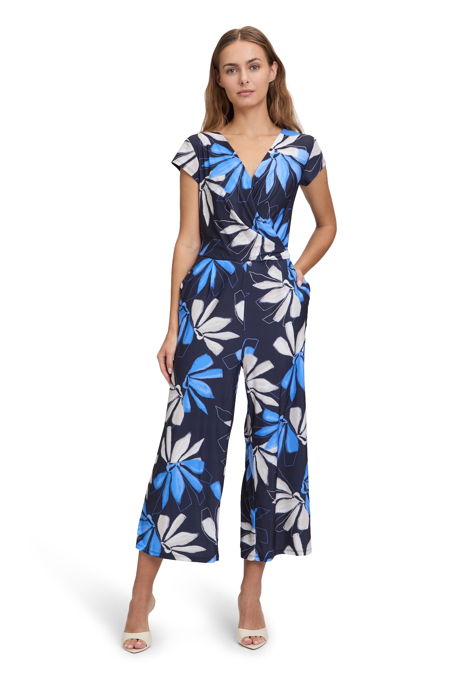 Overall BETTY & CO "Damen Jumpsuit kurzarm", Damen, Gr. 40, blau (dunkelblau, blau), Obermaterial: 95% Polyester, 05% Elasthan., tailliert, V-Ausschnitt, Overalls, Falten Image