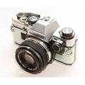 Olympus OM 10 con obiettivo ZUIKO 50 mm f/1.8 e adattatore manuale - ECCELLENTE. Seledine chiaro - metallico - nuova pelle ricoperta.