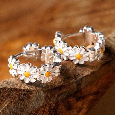TEMU 1 Pair Of Women's Fashion Ring Earrings Elegant And Cute Small Daisy Enamel Flower Ring Earrings For Ladies' Banquet Party Gifts Accessories Image