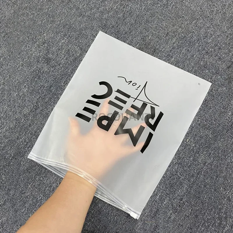 100 Stück kundenspezifische matte Plastiktüten mit Reißverschluss, mattierter Reißverschlussbeutel mit aufgedrucktem Logo und Design für Bekleidung, Kleidung, Geschenkverpackungen Image