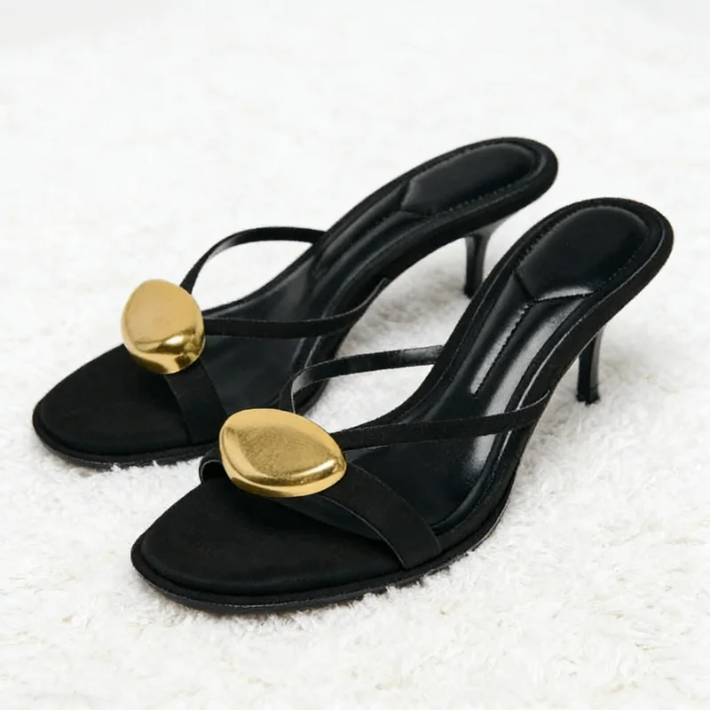 Estate 2025 Sandali col tacco alto neri decorativi in metallo Moda donna Punta tonda Punta aperta Pantofole sexy con tacco alto sottile Scarpe da donna