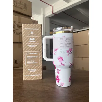 Tassen mit isolierglas aus edelstahl für die fahrt mit einem becher aus einer tasse Von