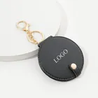 Portachiavi con specchio per trucco bifacciale con vibrazione circolare con LOGO personalizzato Portachiavi personalizzato con ciondolo con catene per borse in pelle PU inciso al laser