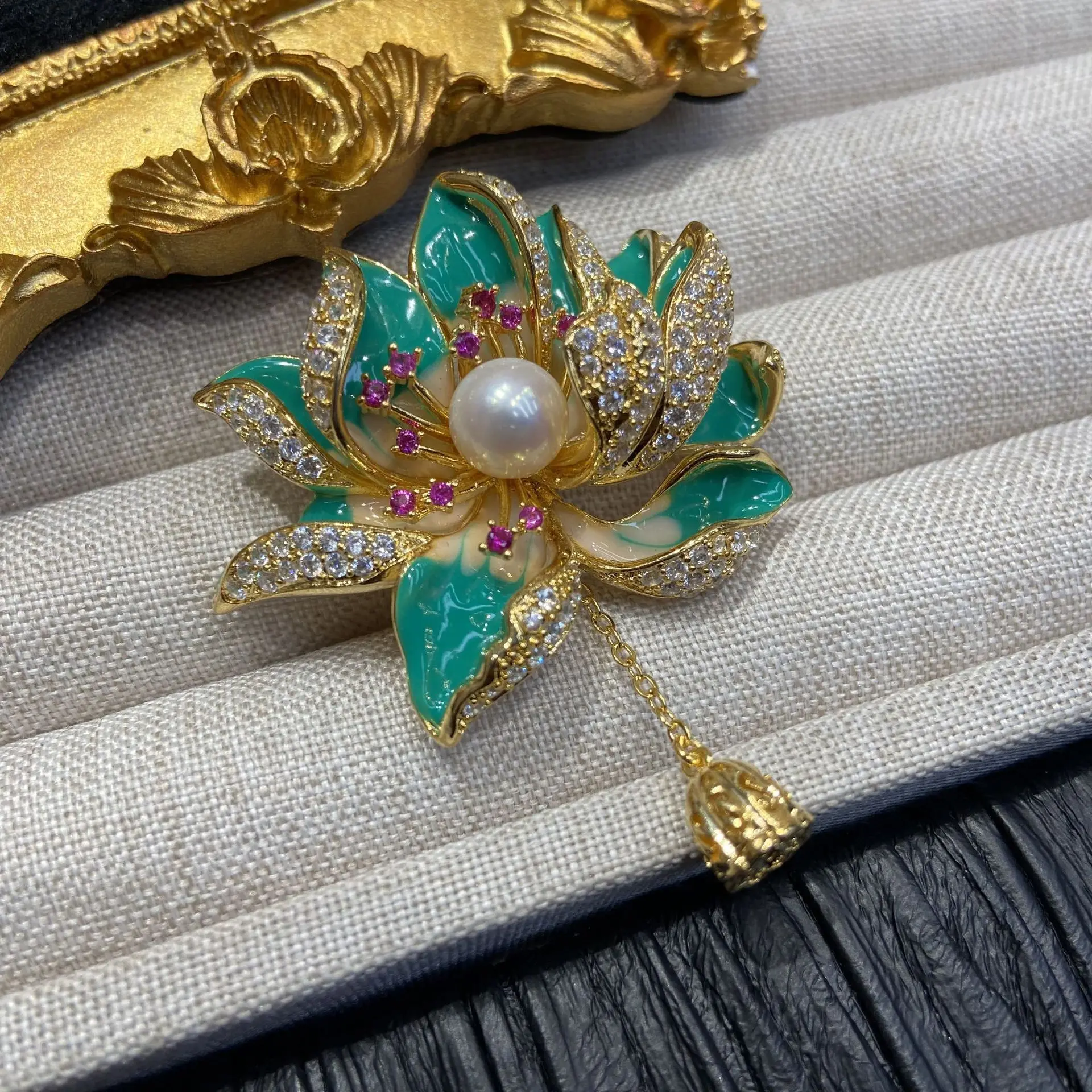 Mode Elegante Frauen Mädchen Perle Emaille Lotus Kristall Brosche Abzeichen Exquisite Dame Klassische Tropf Öl Blume Pin Zubehör