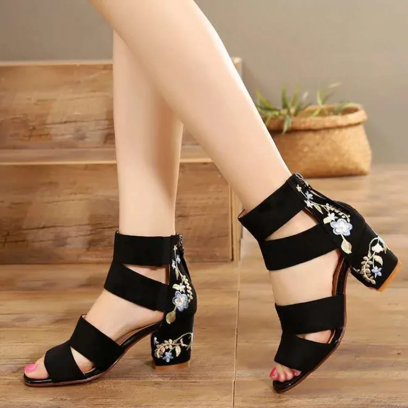 Bestickte Sandalen mit mittlerem Absatz im ethnischen Stil, sommerliche, lässige, dicke Absätze, elegante, mit offenen Zehen bestickte Vintage-Schuhe, Damenschuhe