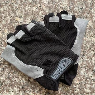 TEMU 1 Pair Of Half-finger Sports Gloves For Fitness, Unisex Training Gloves That Are Slip-resistant And Prevent Calluses, Breathable And Quick-drying Gloves For Outdoor Cycling, Size Men And Women. Image