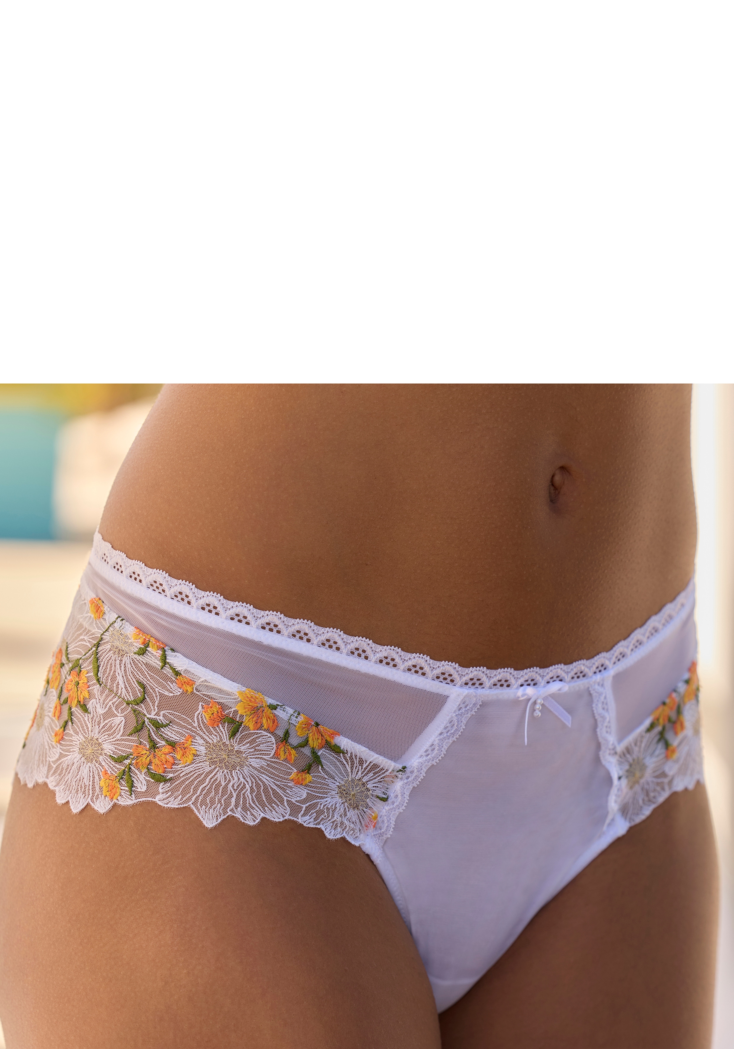 Stringpanty LASCANA, Damen, Gr. 32/34, orange (weiß, orange), Spitze;Mesh, Obermaterial: 70% Polyamid, 20% Polyester, 10% Elasthan, Unterhosen, aus zarter, floraler Stickereispitze und weichem Soft-Mesh Image