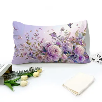 Lila Blumen-Kissenbezug mit Schmetterlingen – Fügen Sie Ihren Bett einen Hauch von Eleganz hinzu. Image
