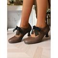 Décolleté da donna in similpelle marrone con tacco medio e fiocco in pizzo nero – eleganti scarpe vintage per ricevimenti da tè, eventi formali e outfit alla moda retrò
