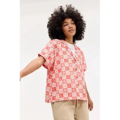 UO Paige Printed Souvenir Shirt - Red 2XS at Urban Outfitters