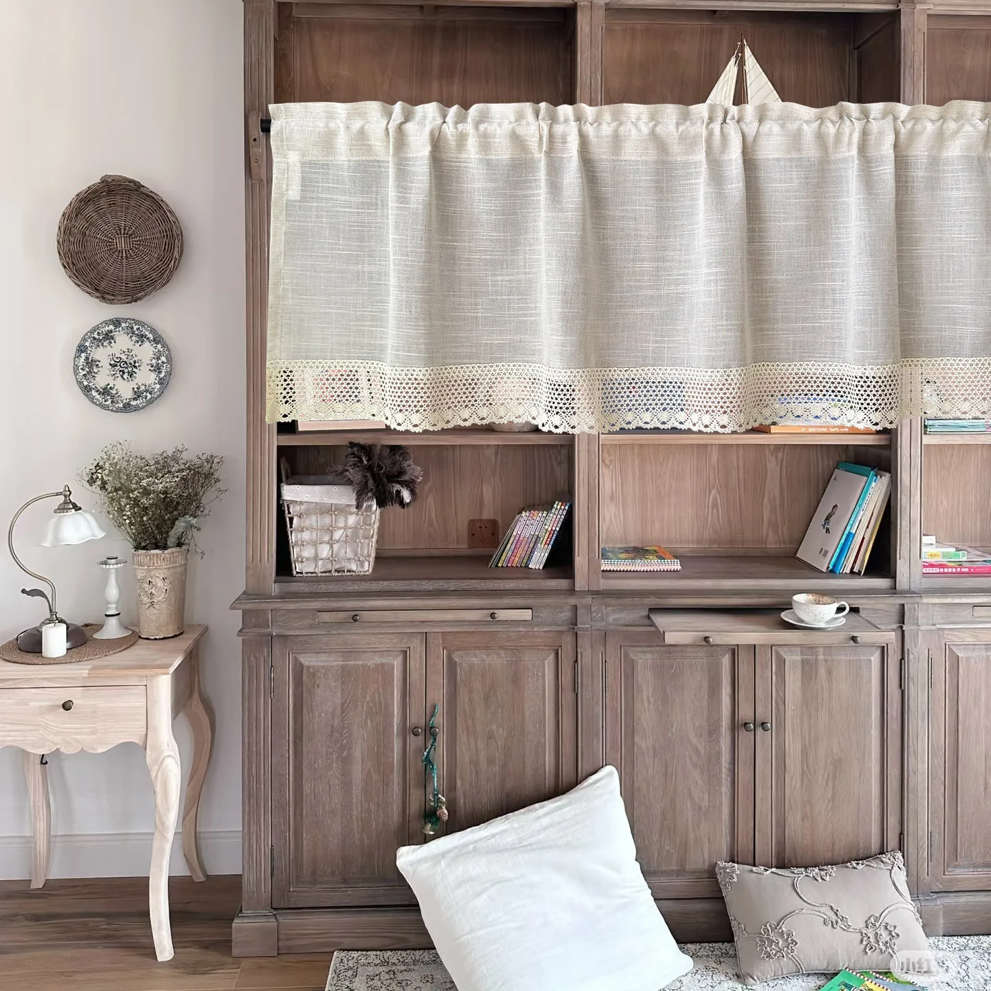 Einfarbige durchsichtige Vorhänge mit Häkelspitzenbesatz für Küchenschränke, kleine Fenster, Bauernhaus, leichte Boho-Fensterdekoration