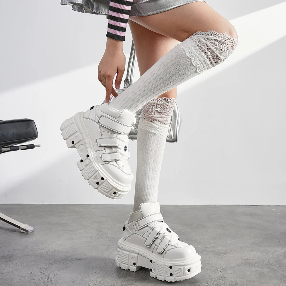 Gothic Ankle Rock Stiefel 2026, neue Punk-Stil Frauen Schuhe Schnürung weiße Plattform Schuhe Frau Metall Dekor Frau Turnschuhe