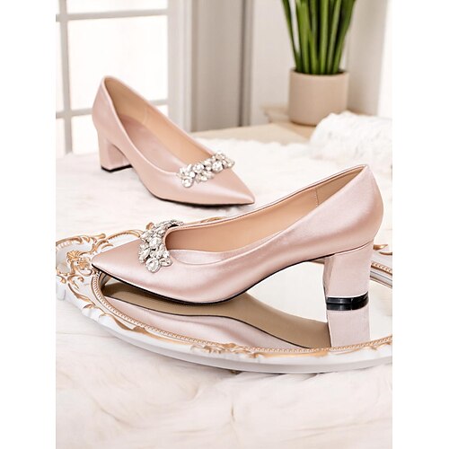 Champagnerfarbene Satin-Hochzeitspumps mit spitzer Zehenpartie für Damen, klobigem Mittelabsatz und Kristallverzierung – elegante Brautschuhe für die Zeremonie, den Empfang und die Brautjungfern Image