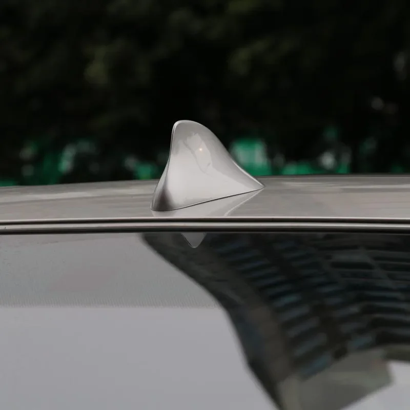Universelle vordere Auto-Haifischflossenantenne, Radio-Empfangsantenne für die meisten Automodelle Image