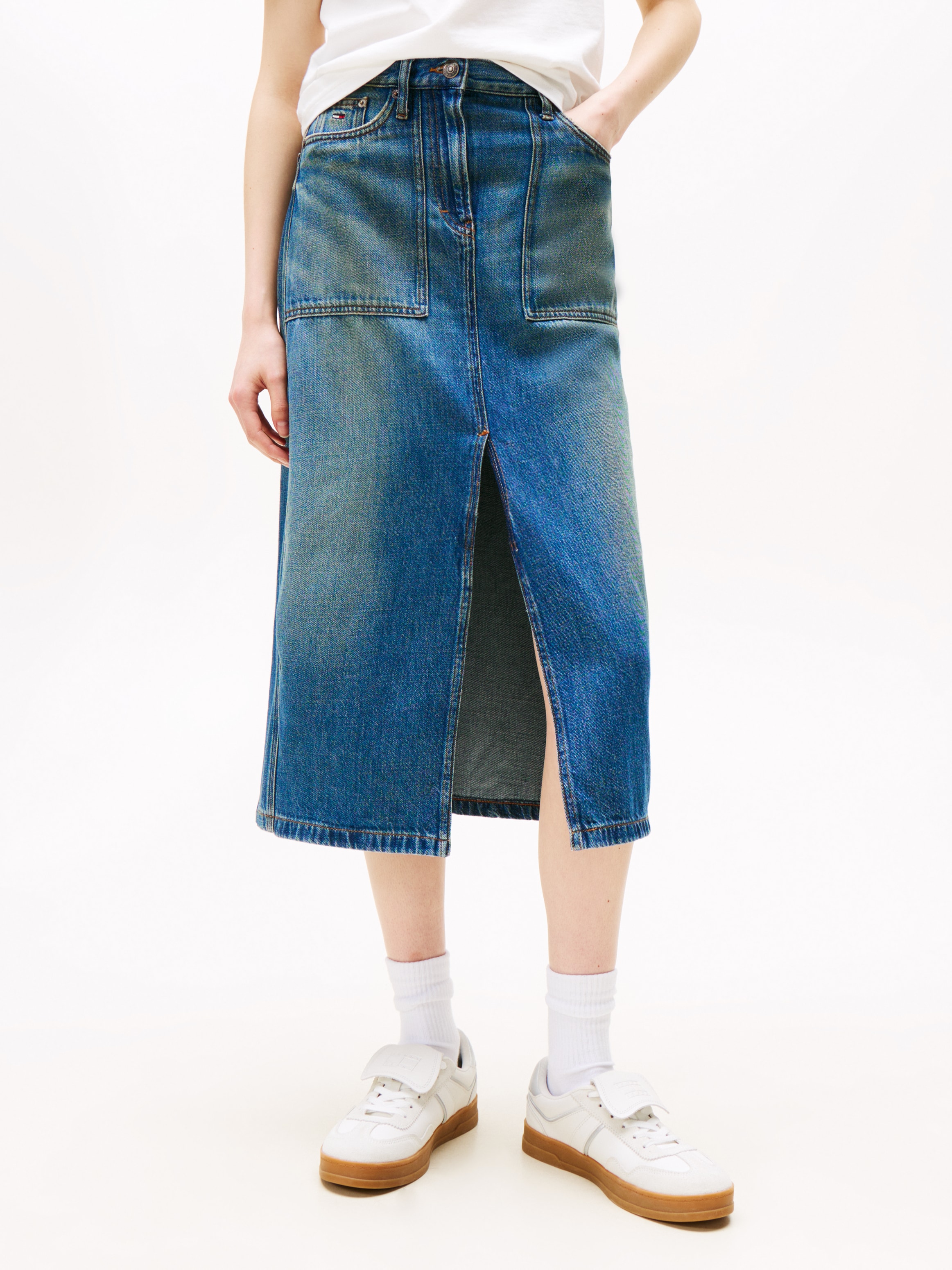 Jeansrock TOMMY JEANS "CLAIRE MIDI SKIRT UTILITY CI2037", Damen, Gr. 27, blau (denim medium), Denim/Jeans, Obermaterial: 100% Baumwolle, unifarben, ca. Mitte Wade, Röcke Jeansrock