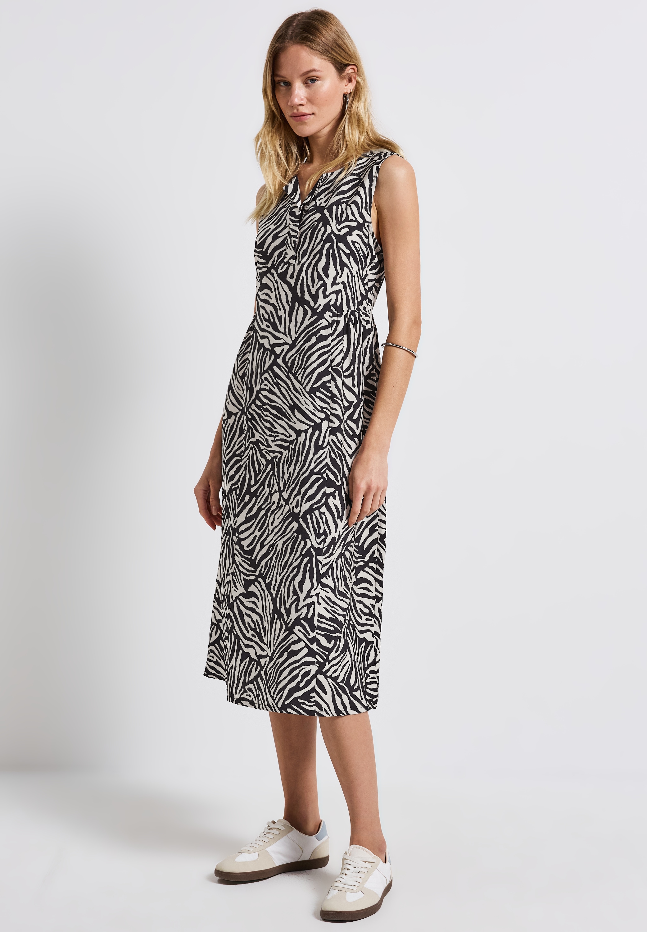 Midikleid STREET ONE, Damen, Gr. 34, EURO-Größen, blau (tiefblau), Stoff, 88% Viskose, 12% Polyamid, bedruckt, normal wadenlang, V-Ausschnitt, abgesteppt, Kleider Midikleid, mit allover Print