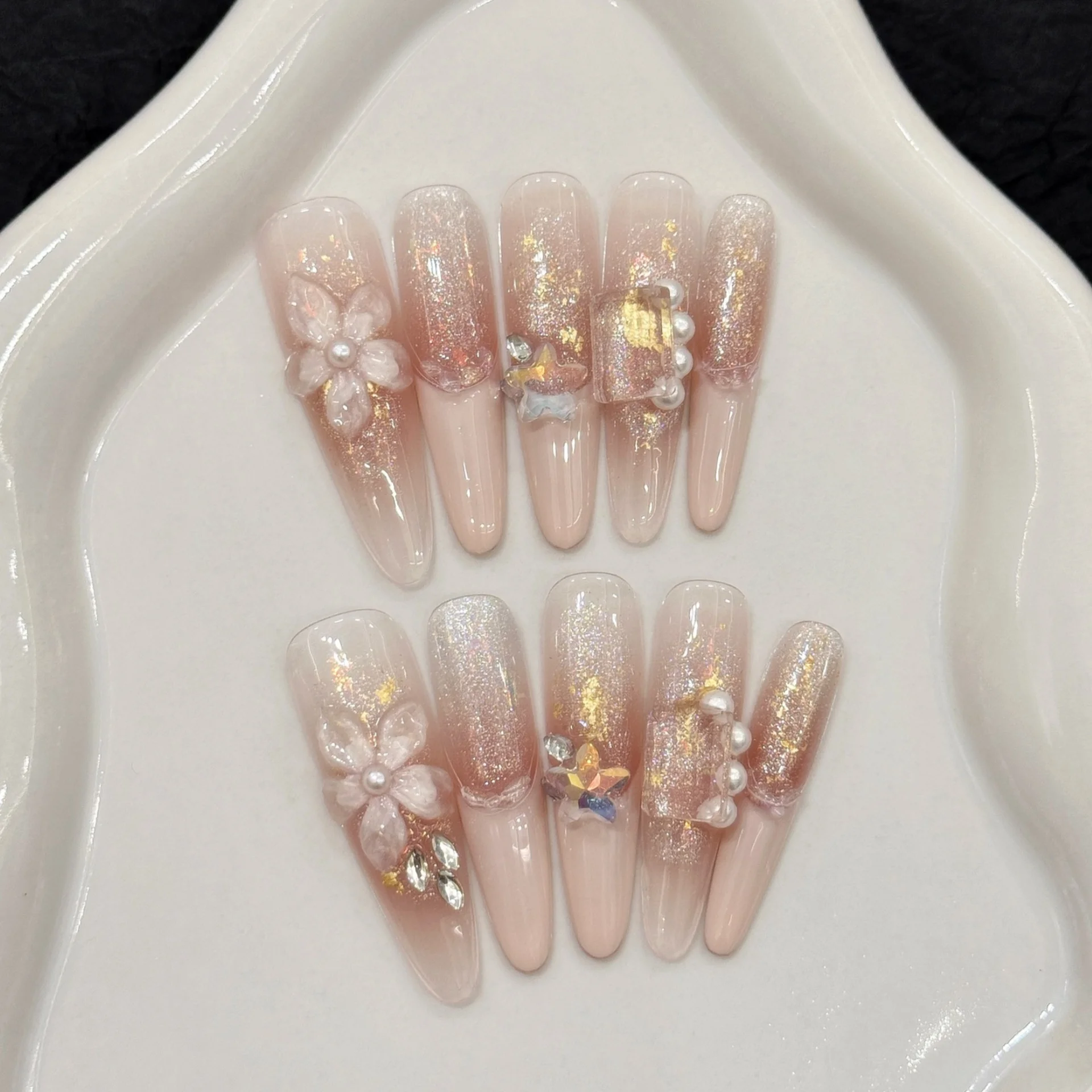 10 Stück lange Ballett handgemachte künstliche Nägel Schnitzerei Blume Perle Diamant Dekor Press On Nails glänzendes Pulver rosa Mandel Französische Maniküre Image