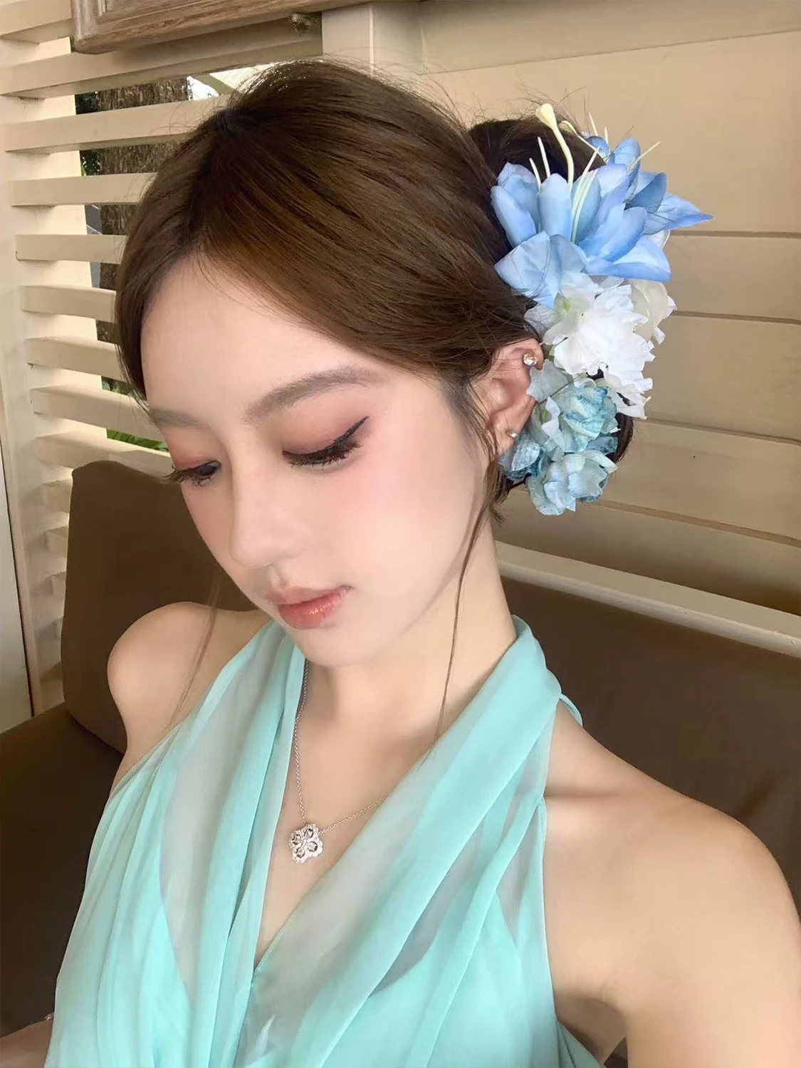 1 Stück große Haarspange mit Simulationsorchidee und Lilie, perfekt für junge Mädchen, um Fotos auf dem Meer, Urlaub, Reise-Haarschmuck zu machen Image