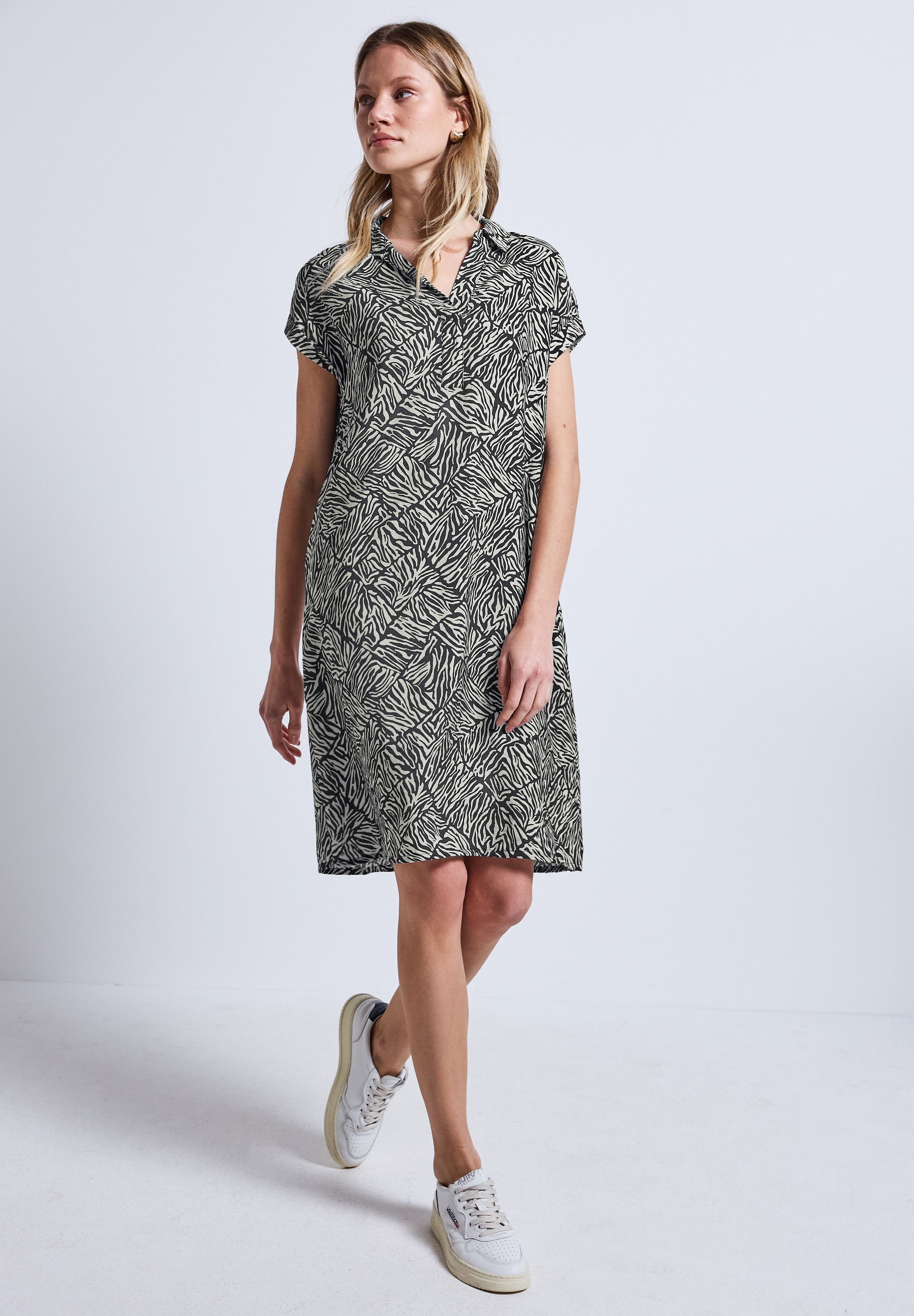 Shirtkleid STREET ONE, Damen, Gr. 40, EURO-Größen, grün (pine grove grün), Stoff, 88% Viskose, 12% Polyamid, bedruckt, normal knielang, ohne Ausschnitt, Bündchen, Kleider, mit seitlichen Einschubtaschen