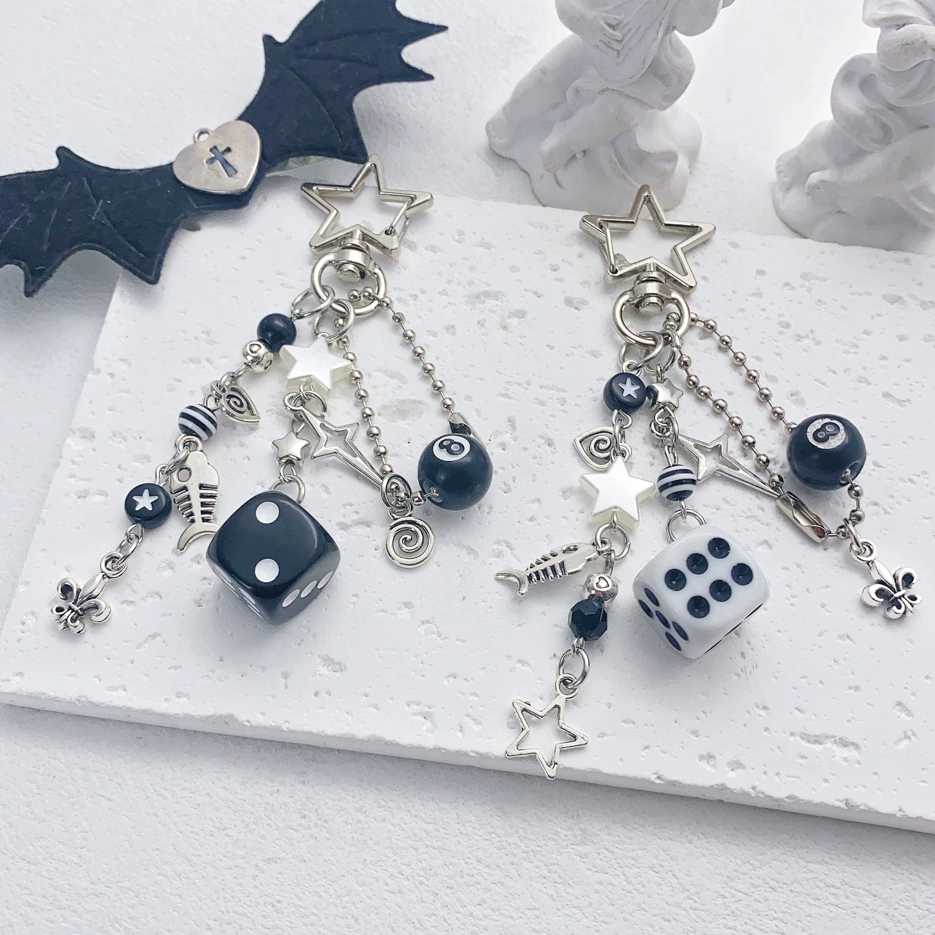 Handgefertigte Cluttered Rockstar gf Edgy Black & White Dice Schlüsselanhänger Grunge, Deftones, Perlenschmuck, Taschenanhänger, Emo, Y2K-Geschenke Image