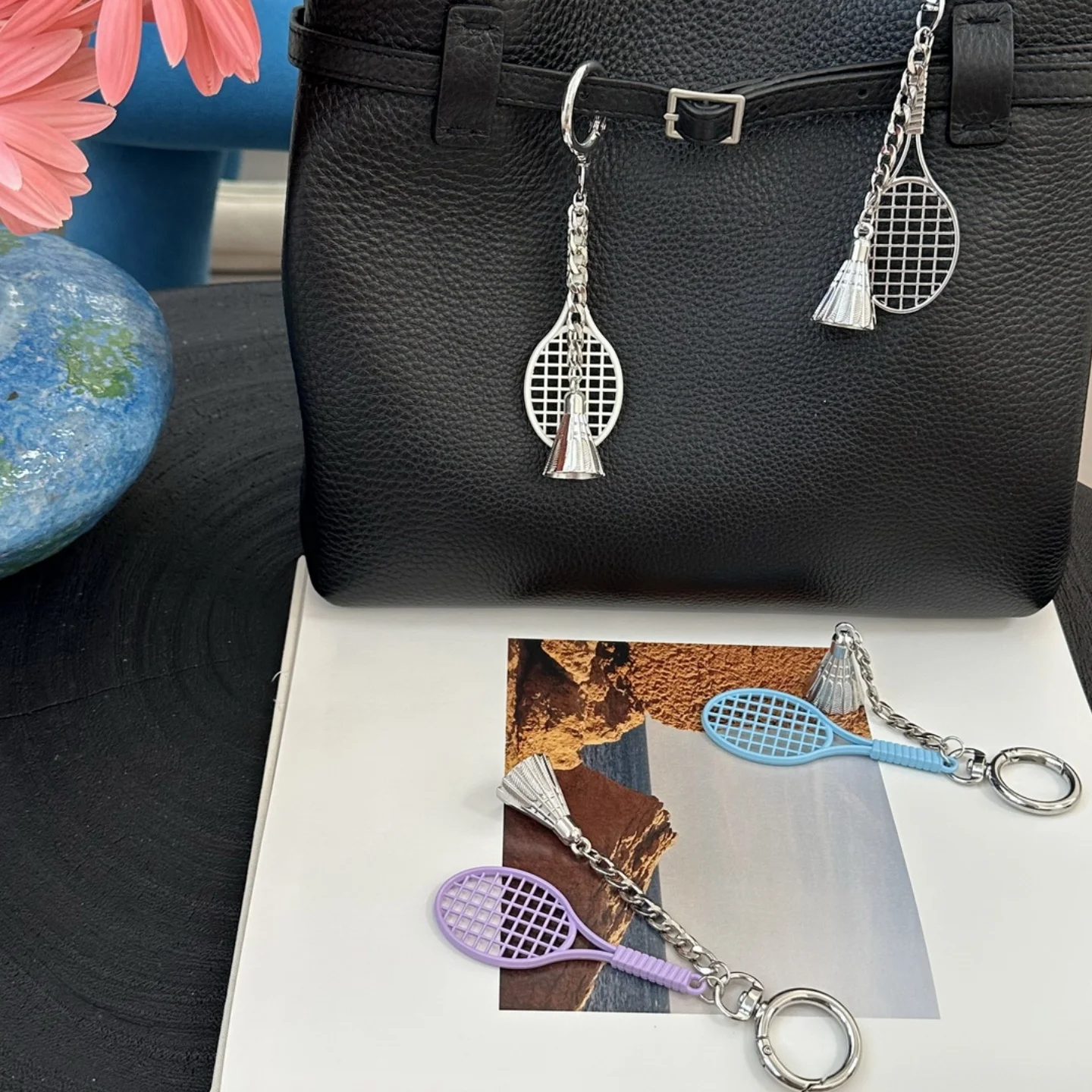 Sportliche und trendige Badmintonschläger aus Zinklegierung mit Kettenbällen, Schlüsselanhänger, Taschenanhänger, Autozubehör, Backlack, Kunst Image