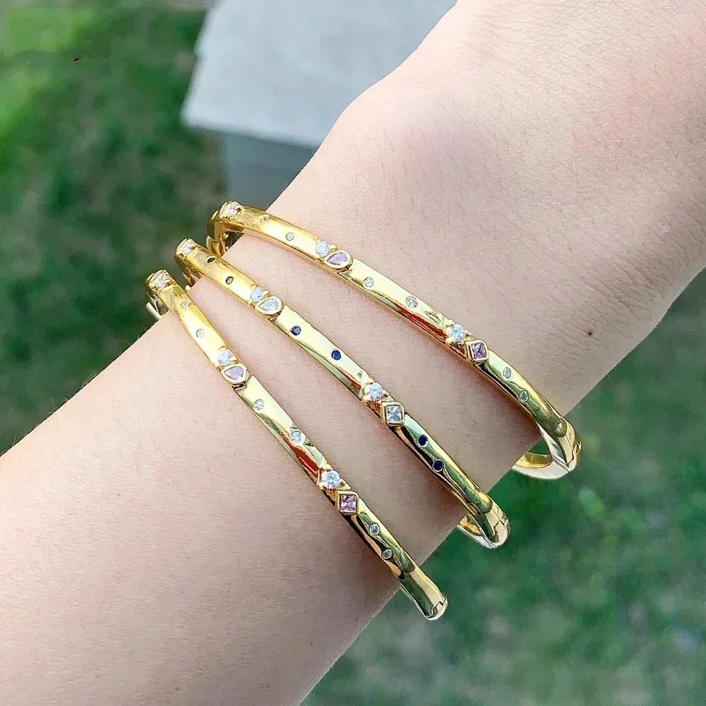 2026 Elegante Goldfarbene Mode-Damenarmbänder mit Geometrischen CZ-Steinen in Weiß, Blau und Rosa, Offene Armreifen als Geschenk