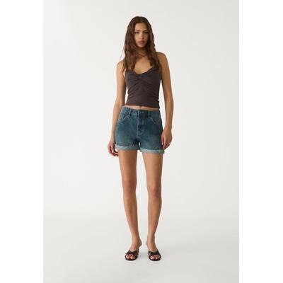 Stradivarius Rolled-up denim shorts Overdyed blue 4