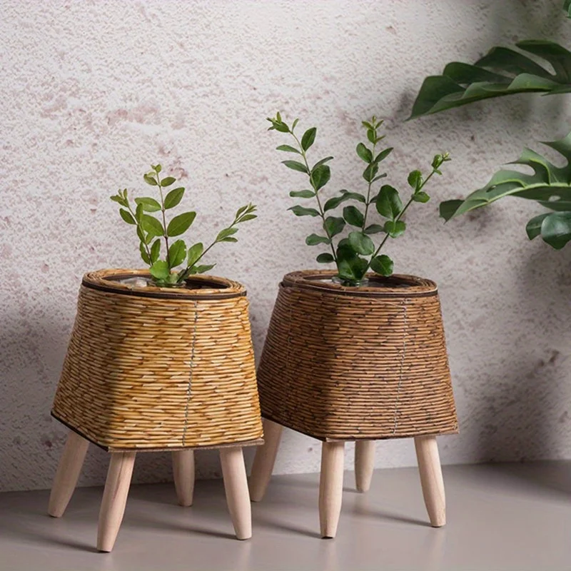 Handgefertigter Pflanzkorb aus Rattangeflecht, gewebter Blumentopf, gewebter Grasblumenkorb, ein runder Blumentopf mit Stativ, ein Kreis Image
