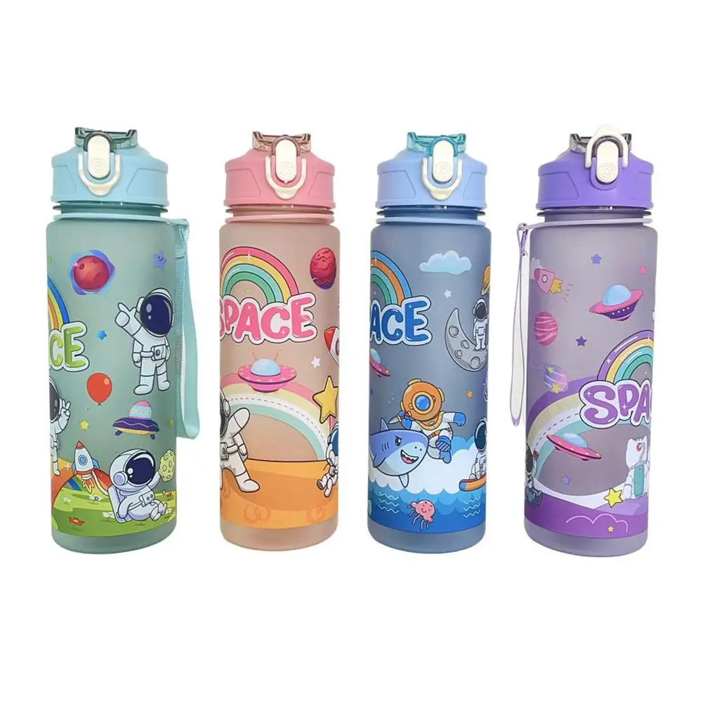 800ml Hochleistungs-Cartoon-Astronaut-Kunststoff-Raum becher auslaufs icherer tragbarer Becher Wasser becher mit Riegel Outdoor-Reise becher Image