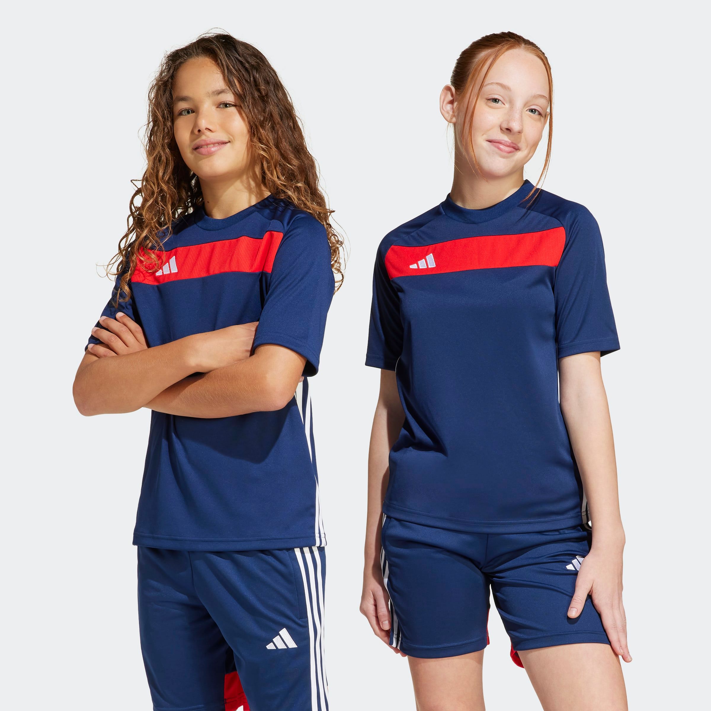 Fußballtrikot ADIDAS PERFORMANCE "TIRO 25 ESSENTIALS KIDS TRIKOT", Jungen, Gr. 140, blau (team navy blau, rot), Obermaterial: 100% Polyester, Rundhals, Trikots Fußballtrikot
