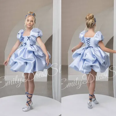 Maßgeschneidertes himmelblaues Blumenmädchenkleid für die Hochzeit, Satinschleife, Applikation, Image