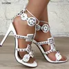 2025 frühjahr Neue Weibliche Weiße High Heels Offene spitze Dünne Niet Dekoration Sexy Elegante frauen Sandalen Große Größe 44 damen Schuhe
