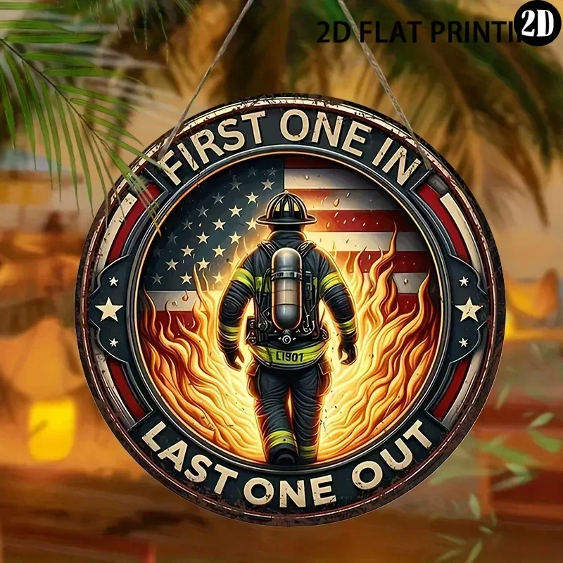 1 Stück, patriotisches „First One In, Last One Out“ Feuerwehrmann-Tribut – 8 x 8 Zoll rundes Schild – ideal für Zuhause, Garage Image