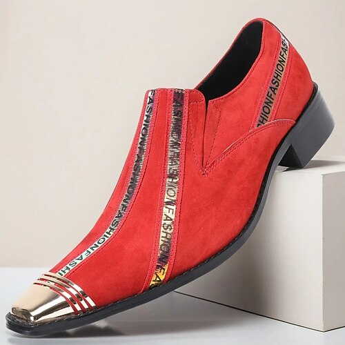 Rote Leder-Stiefeletten für Männer im Slip-On-Stil mit goldener Spitze und einzigartigem Druckstreifen – moderne Western-Stiefel für lässige Alltagsbekleidung Image