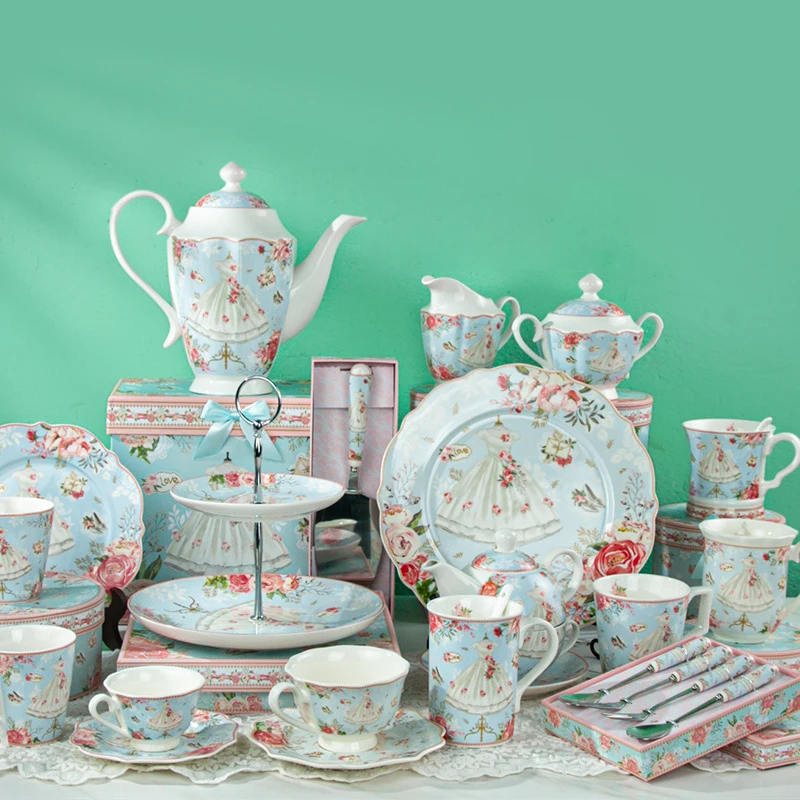 Keramik-Teeservice, Teekannen, Tassen, Vintage-Blumenmuster, blaue Kaffeetasse und Untertasse, Kuchenteller, elegante Rosendessertteller in Geschenkbox Image