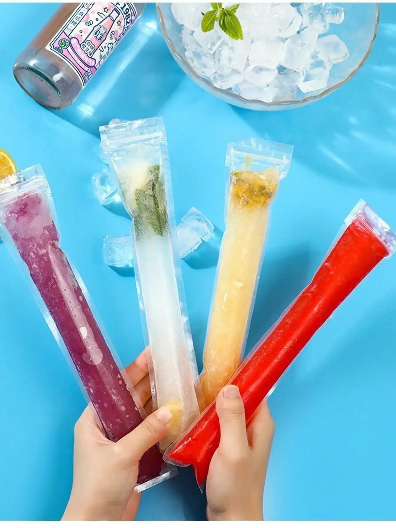 Die essentiellen Sommergetränke enthält Fruchtsaft, Püree, Eis, Fruchteisbeutel, hausgemachte Eisbeutel und Lebensmittelverpackung Image