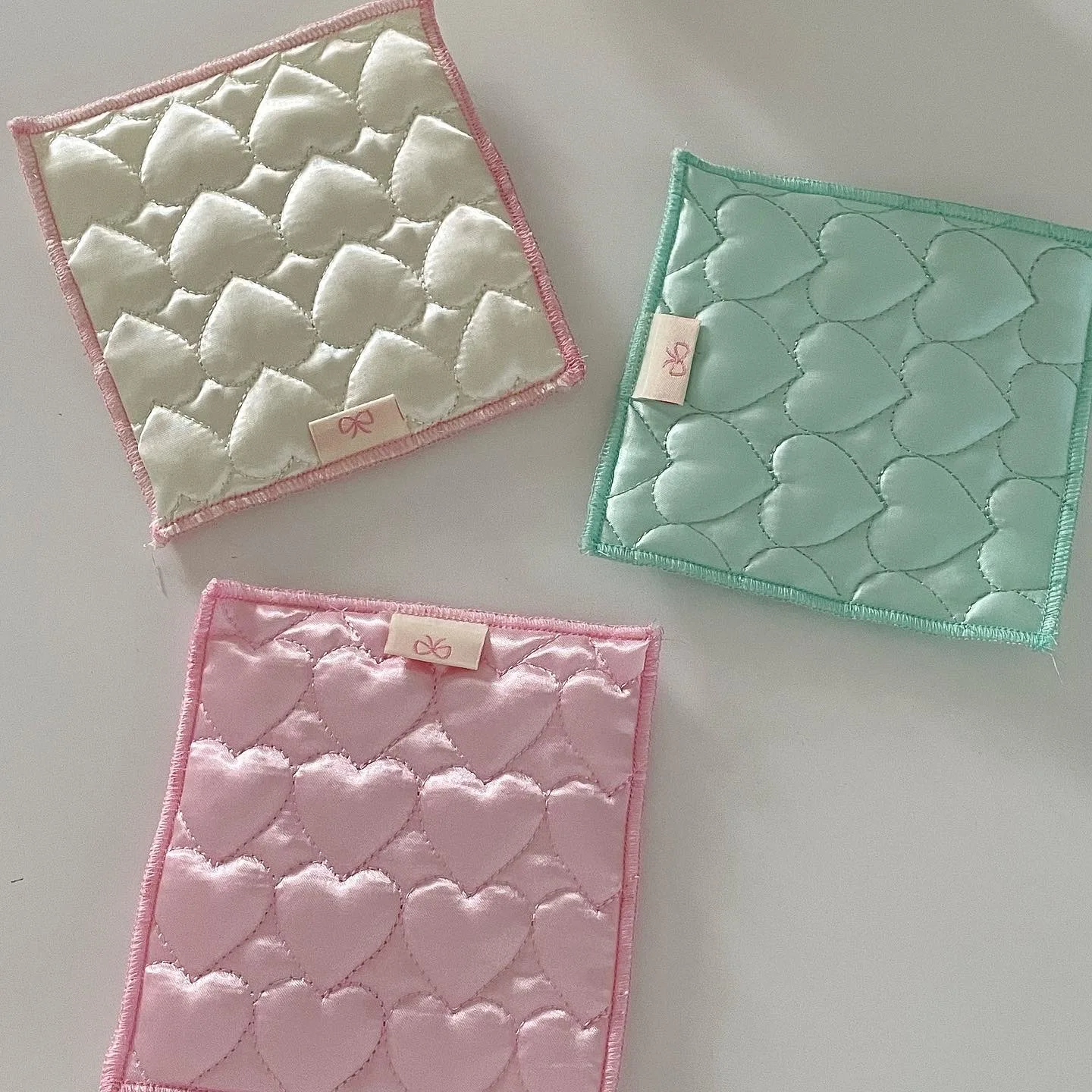 Mit Baumwolle gepolsterte Untersetzer für Damen, herzförmige, dopaminfarbene, quadratische Wärmeisolationspads im InS-Stil, rosa Farbe, einfach für Mädchen Image