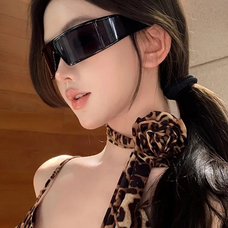 2 futuristische ovale Brillen, stilvolles Y2K-inspiriertes Design für modische Fotografie, soziale Medien und Alltagskleidung Image