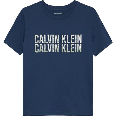 T-Shirt CALVIN KLEIN JEANS "SEASONAL LOGO SS TEE", Jungen, Gr. 12 (152), blau (blau jean), Single Jersey, Obermaterial: 100% Baumwolle, unifarben, casual, regular fit hüftlang, Rundhals, Kurzarm, Shirts, für Kinder bis 16 Jahre, mit Fotodruck Image