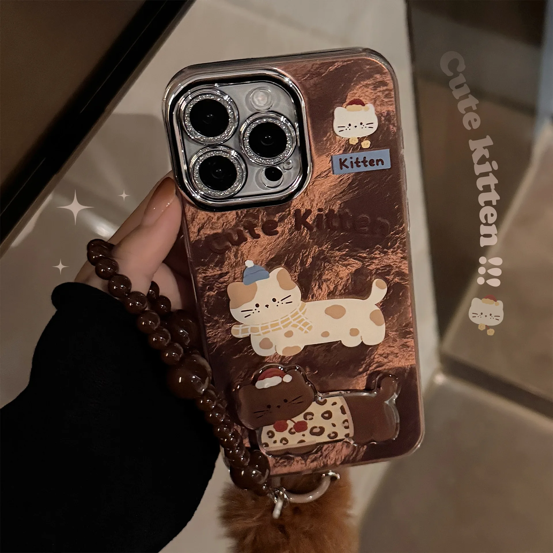 Koreanische süße Cartoon Kätzchen Halter Telefon Fall für iPhone 16 15 14 13 12 11 Pro Max mit Haarball Armband Glitter Objektiv Film Abdeckung Image