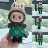 Labubu 17 cm Puppenkleidung The Monsters Outfit Zubehör Kleidung Cartoon Grün Kaffee Kleid Schuhe Weihnachtsmütze Schal