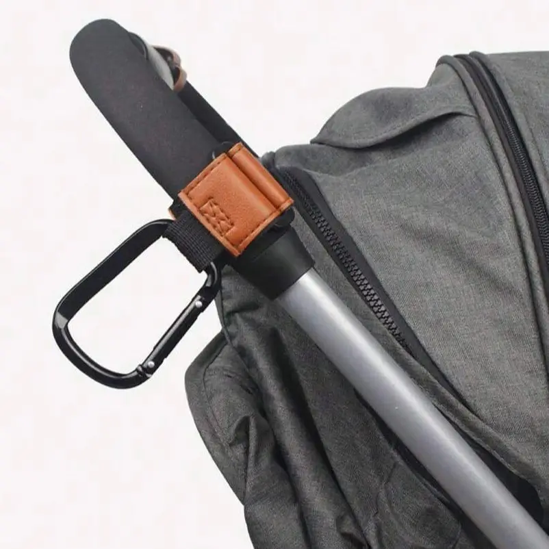 Kinderwagenhaken aus PU-Leder kann um 360 Grad drehen. Multifunktionaler Lederhaken für Taschen, Kinderwagenzubehör für Weihnachtsgeschenke Image